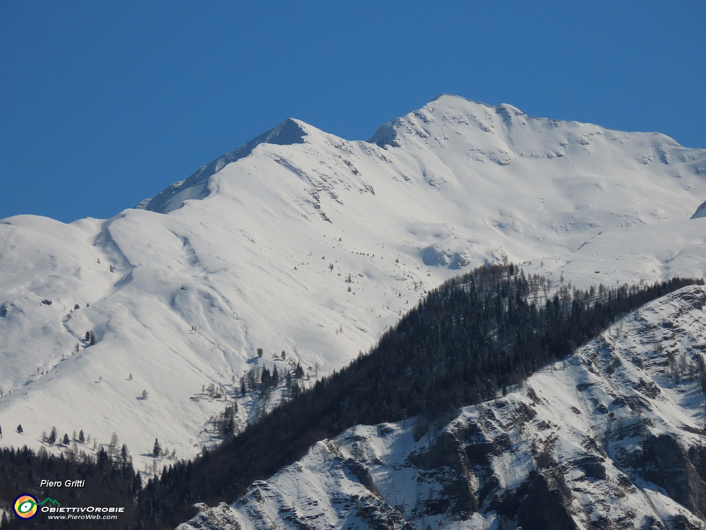 36  Maxi zoom in Cima Menna (2300 m) carico di neve.JPG